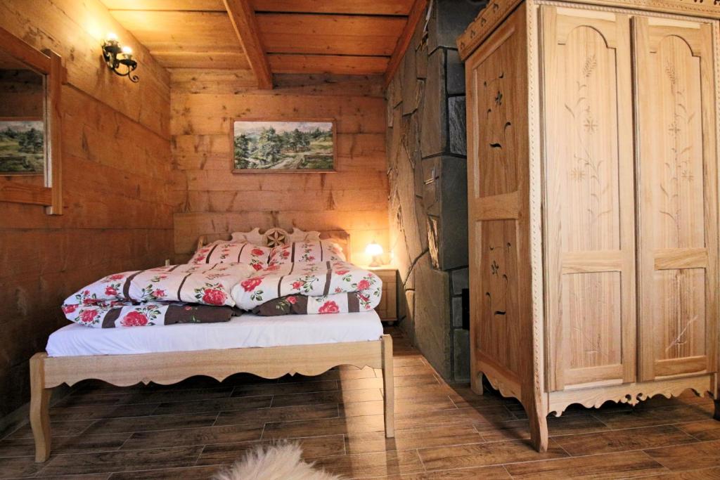 Posteľ alebo postele v izbe v ubytovaní Góralski Domek Waluś Zakopane - ŚCISŁE CENTRUM - Jedyny domek na Krupówkach
