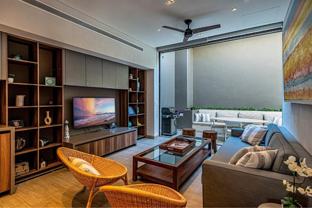 Μια τηλεόραση ή/και κέντρο ψυχαγωγίας στο 2 BR Condo at Cabo Marina Private Jacuzzi & Grill