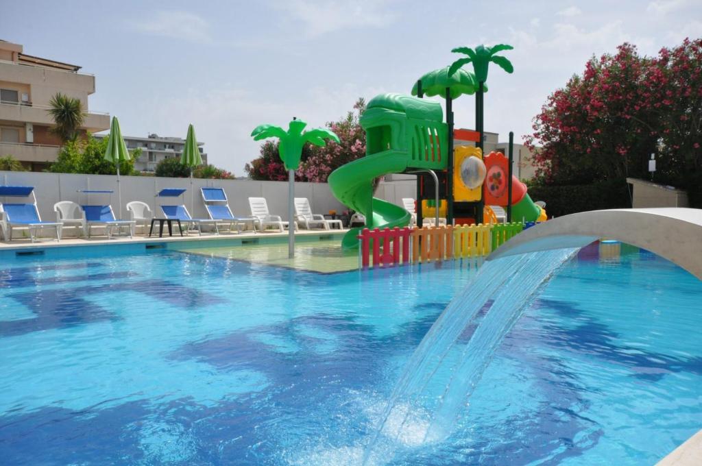 Bazén v ubytování Hotel Smeraldo nebo v jeho okolí