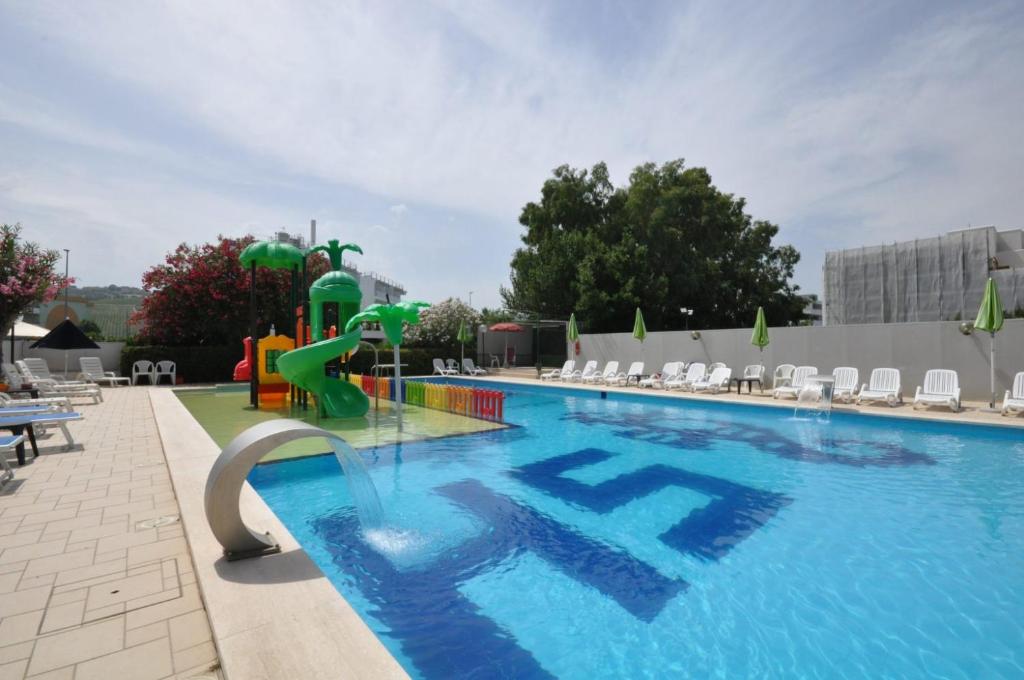 Bazén v ubytování Hotel Smeraldo nebo v jeho okolí