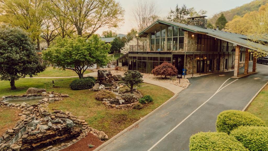 Tremont Lodge & Resort photo