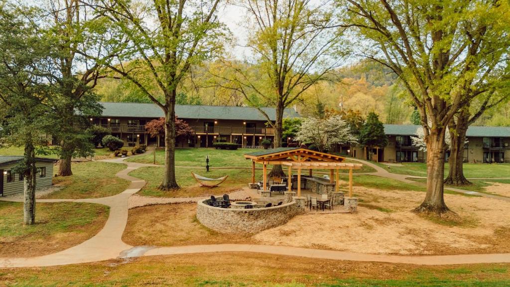Tremont Lodge & Resort photo