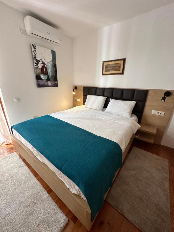 Postel nebo postele na pokoji v ubytování Meridian Hotel