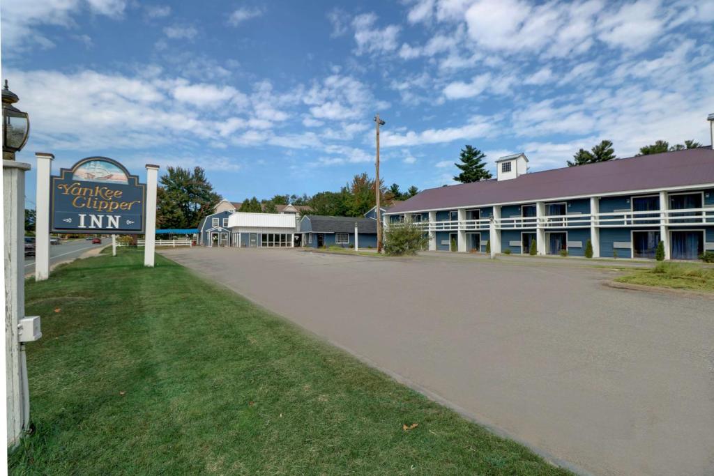 Un gran edificio con un cartel delante. en Yankee Clipper Inn, SureStay Collection by Best Western, en North Conway