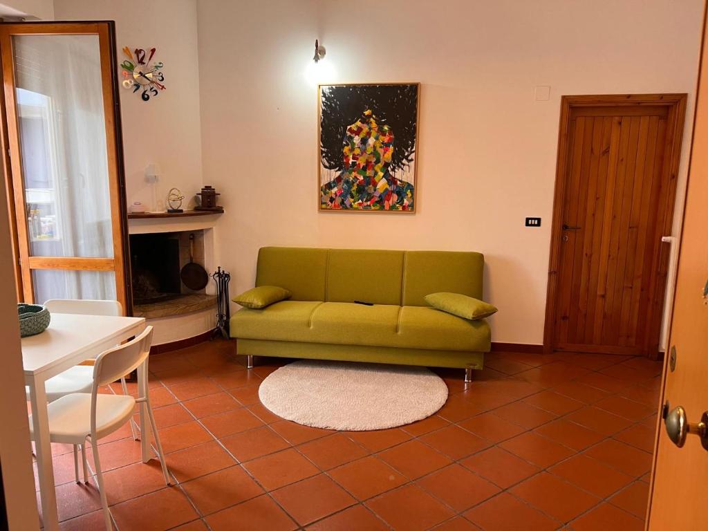 ein Wohnzimmer mit einer grünen Couch und einem Tisch in der Unterkunft Nicole in Francavilla al Mare