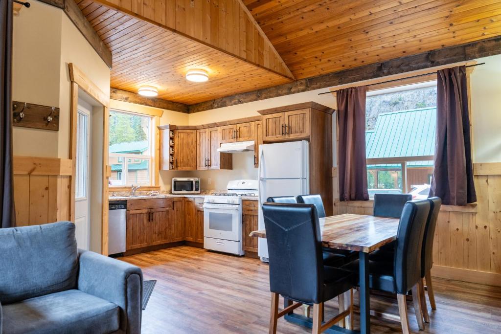 Kuchyň nebo kuchyňský kout v ubytování Manning Park Resort