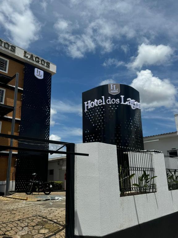 Ein Schild für einen Ford-Hundelabor vor einem Gebäude in der Unterkunft Hotel dos Lagos in Alfenas