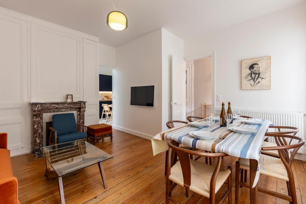 - un salon avec une table à manger et une cheminée dans l'établissement Armonia - House with exterior - city center, à Trouville-sur-Mer