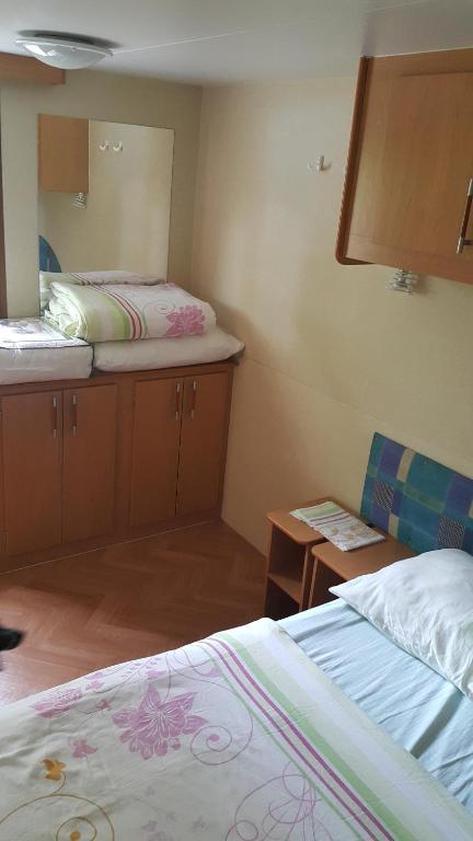 Postel nebo postele na pokoji v ubytování BUNGALO 2 SOBE I MALI D,BORAVAK S KUHINJOM I terasa