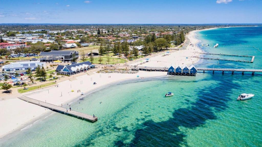 una vista aerea su una spiaggia con molo di Park Rise Cottage a Busselton