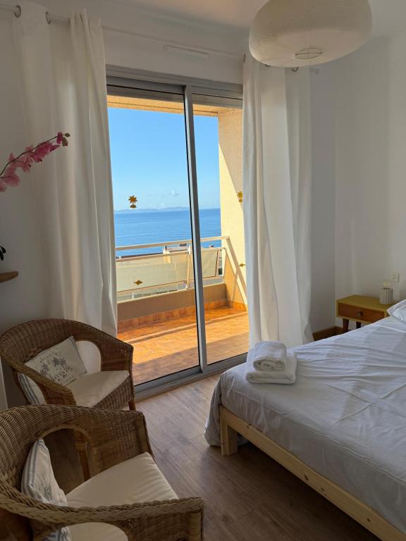 une chambre avec un lit et une vue sur l'océan dans l'établissement Appt T2 avec vue mer et proche des plages !, à Ajaccio