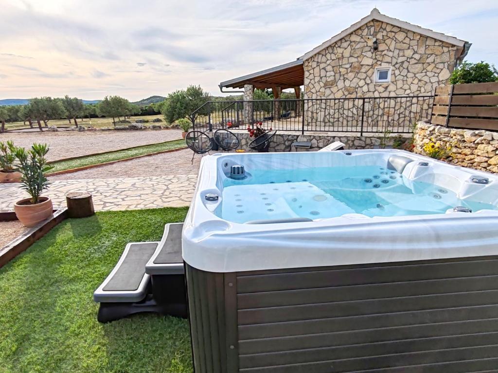 Fotografie z fotogalerie ubytování Holiday home Juli with JACUZZI v Šibeniku