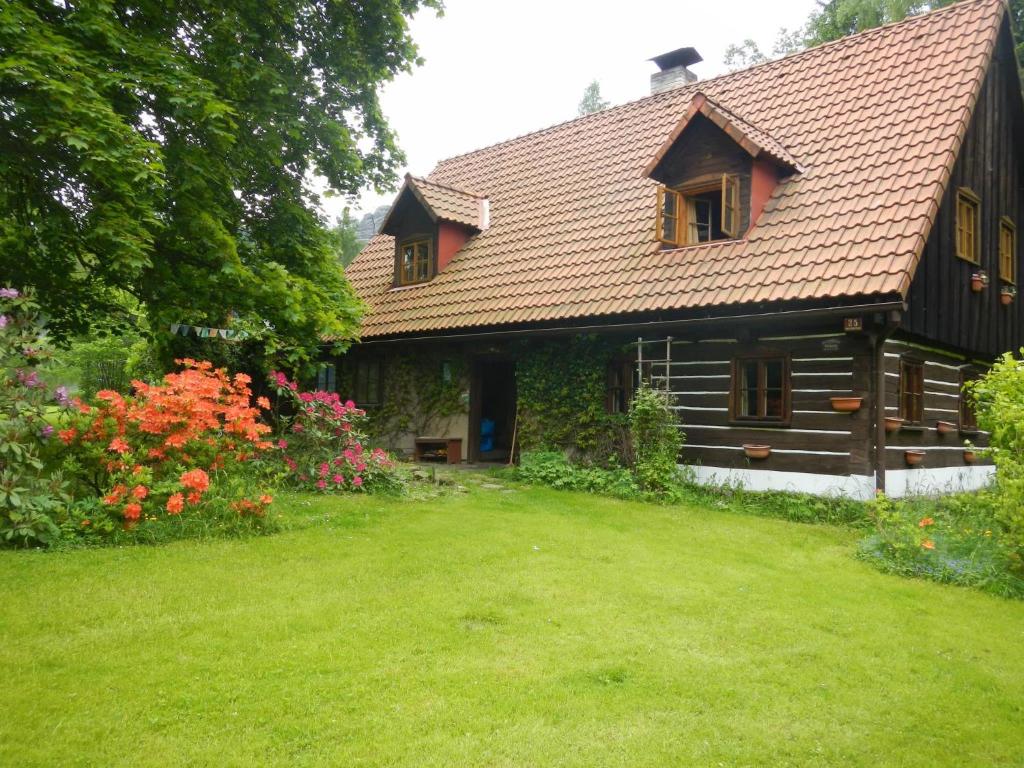 a house with a green yard in front of it at Adršpach U Meierů in Adršpach