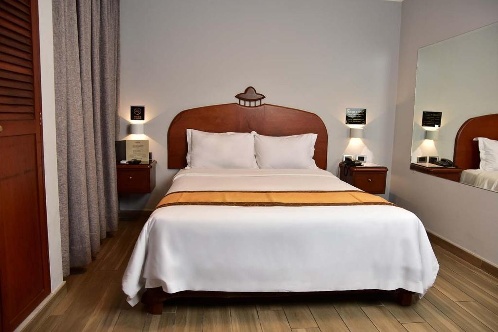 Ένα ή περισσότερα κρεβάτια σε δωμάτιο στο Serenzza Hotel