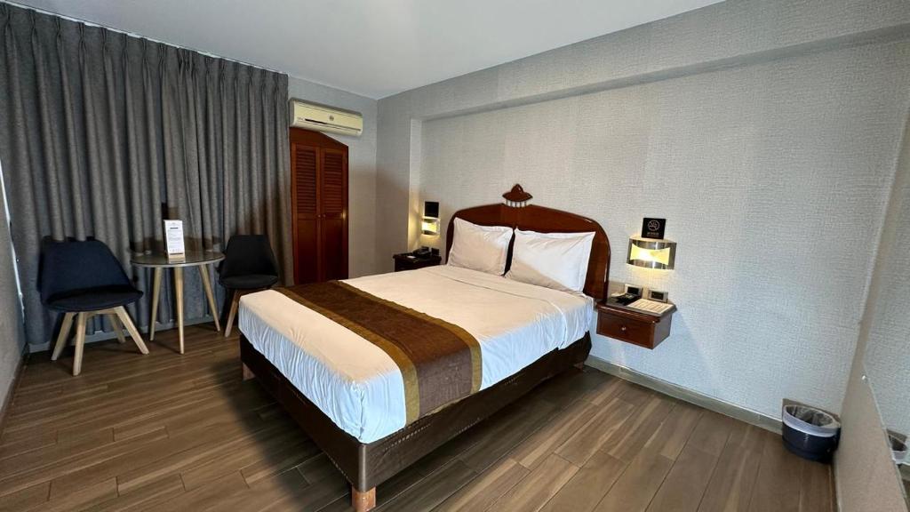 Ένα ή περισσότερα κρεβάτια σε δωμάτιο στο Serenzza Hotel
