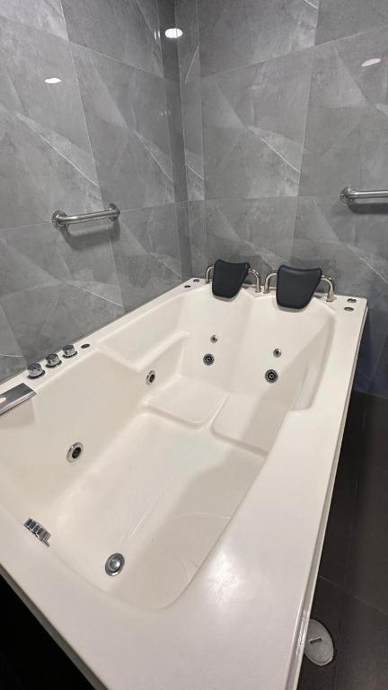 Ένα μπάνιο στο Serenzza Hotel