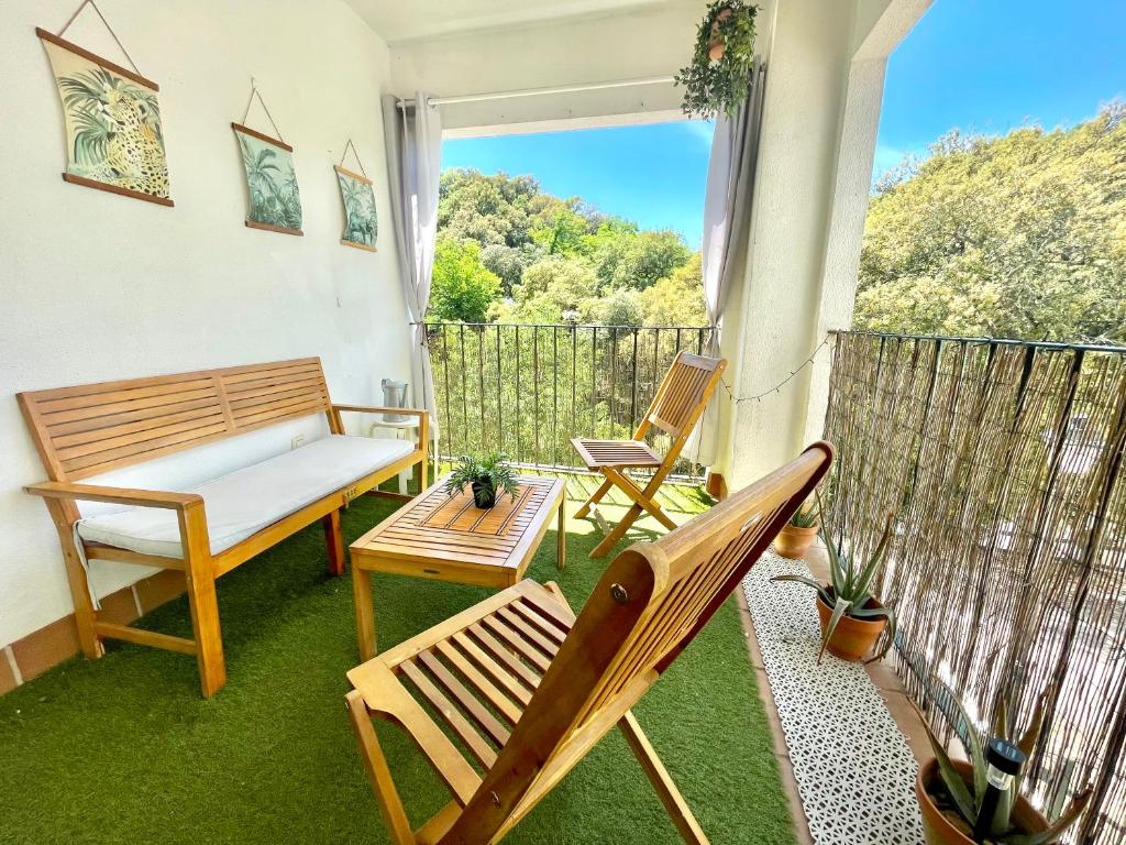 a balcony with a bench and a table and chairs at Casa Rural Una Ventana a la Sierra in Aracena