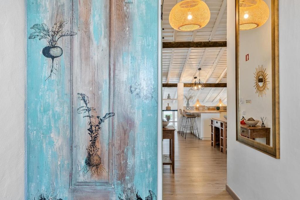 ein Zimmer mit einer Wand mit einem Gemälde darauf in der Unterkunft Teal and Green - Alqueva Country House in Amieira