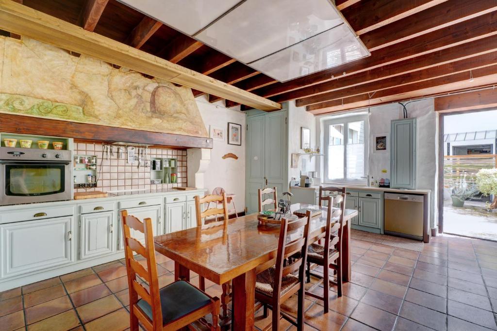 Kuchyň nebo kuchyňský kout v ubytování Charme authentique à Corbas - Authentic Charm in Corbas - 120m2 of Comfort-6 personnes
