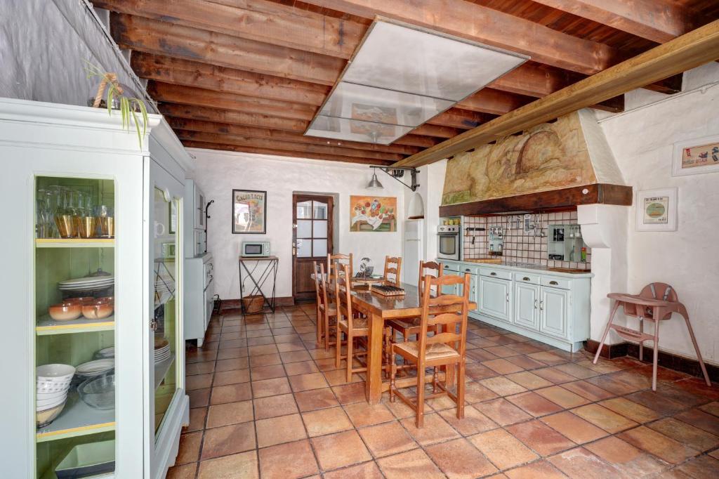 Kuchyň nebo kuchyňský kout v ubytování Charme authentique à Corbas - Authentic Charm in Corbas - 120m2 of Comfort-6 personnes