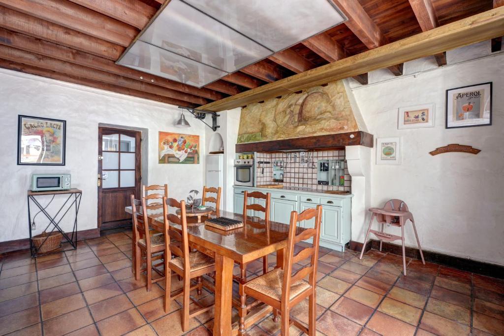 Kuchyň nebo kuchyňský kout v ubytování Charme authentique à Corbas - Authentic Charm in Corbas - 120m2 of Comfort-6 personnes
