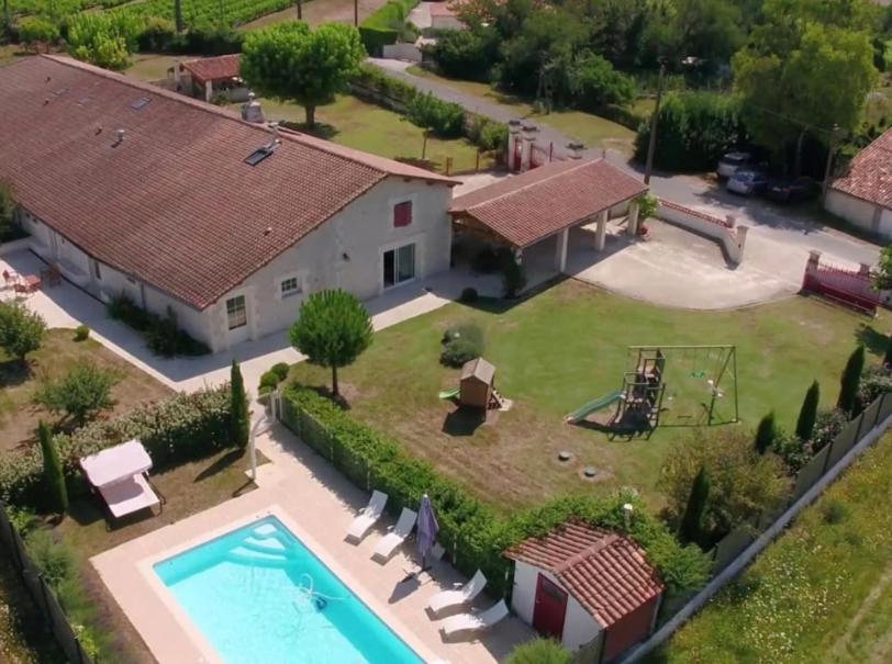 une vue aérienne d'une maison avec piscine dans l'établissement Gîte Les Vignes à Bellevigne à 20 minutes de Cognac et d'Angoulême - En Charente au coeur de la région cognaçaise, à Saint-Médard