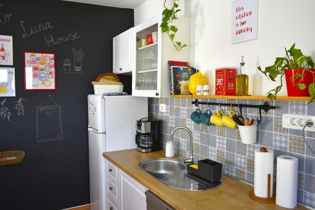 Kuchyň nebo kuchyňský kout v ubytování Luna House