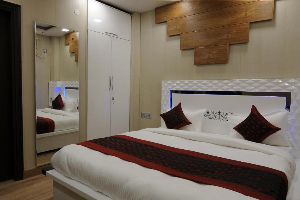 Postel nebo postele na pokoji v ubytování Hotel O Flyover Inn