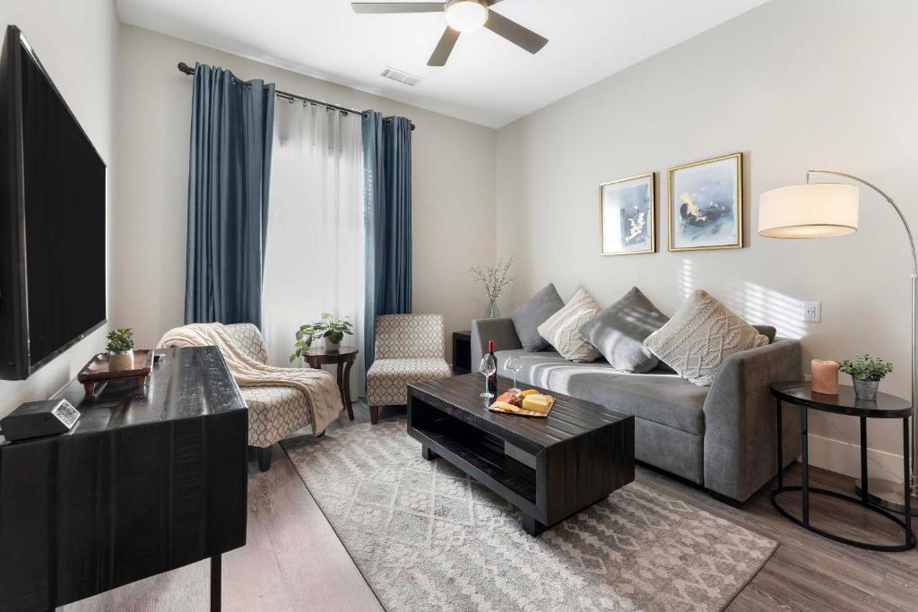 Χώρος καθιστικού στο 1 Mi to Dtwn Cozy Retreat in Golden, CO!