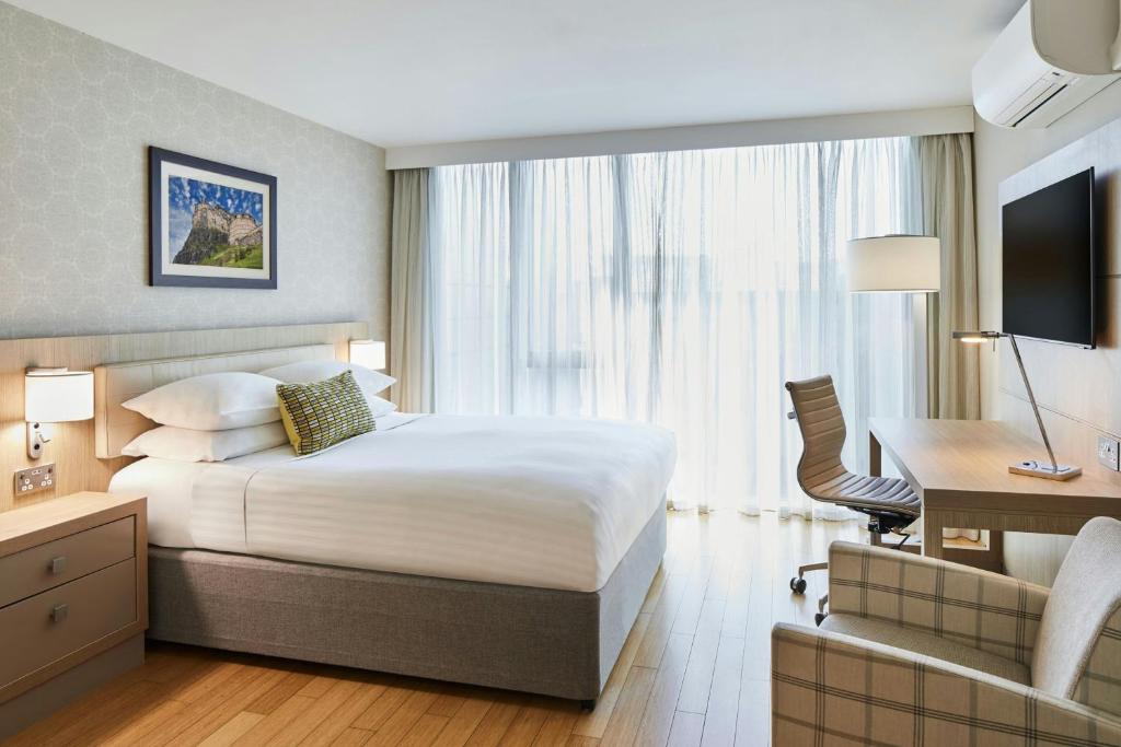 Una habitación de hotel con una cama, un escritorio y una computadora. en Residence Inn by Marriott Edinburgh, en Edimburgo