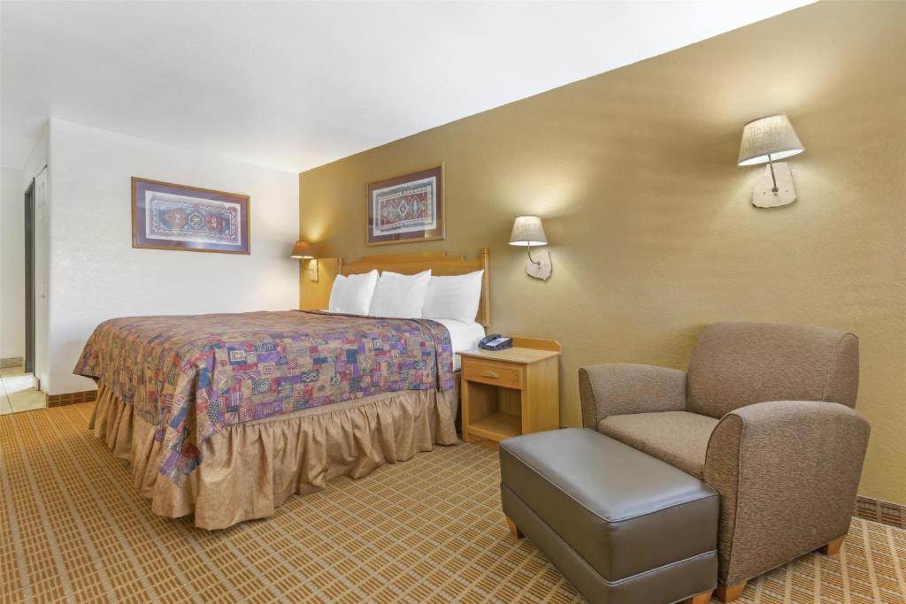 Best Western Gold Canyon Inn & Suites - King Room With Pool View - Non-Smoking
