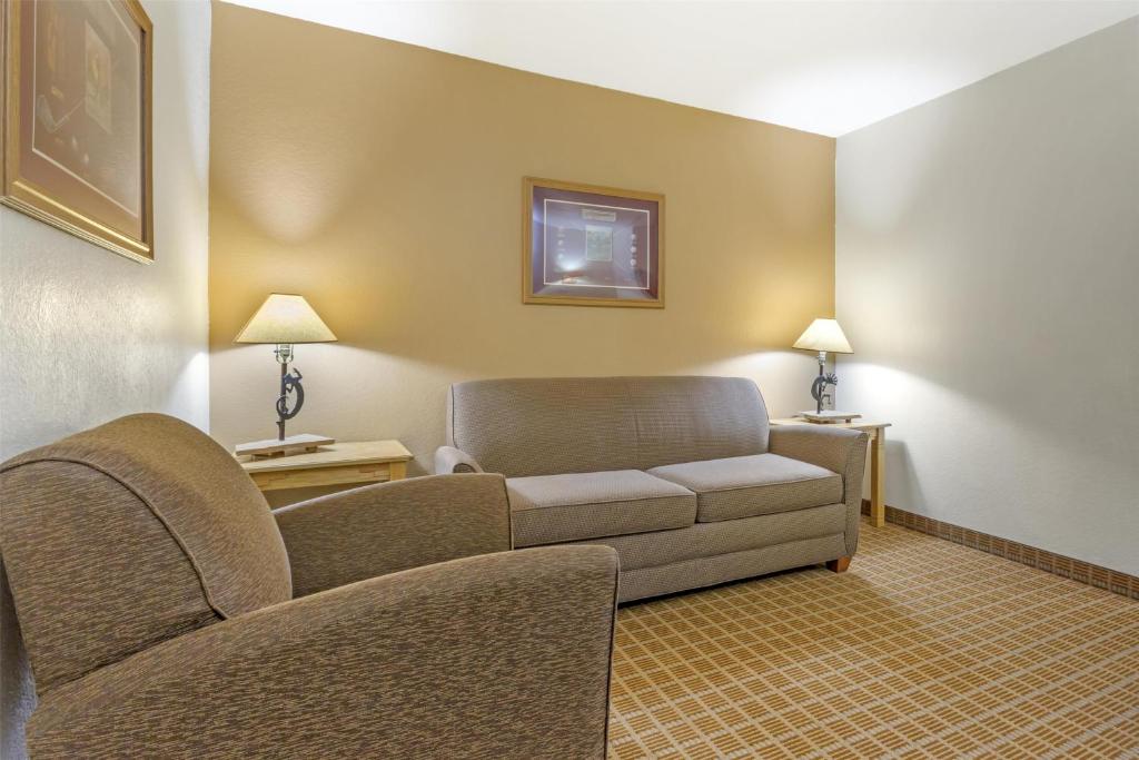 Best Western Gold Canyon Inn & Suites - King Room With Mobility Accessible Walk-In Shower