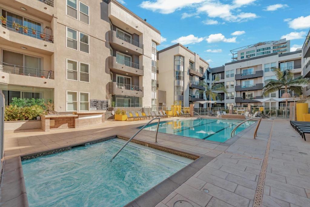 ein Bild eines Pools in einem Apartmentkomplex in der Unterkunft Elegant Suite at Marina-Venice Beach with Pool, Jacuzzi, GYM by Holisticā Retreats in Los Angeles