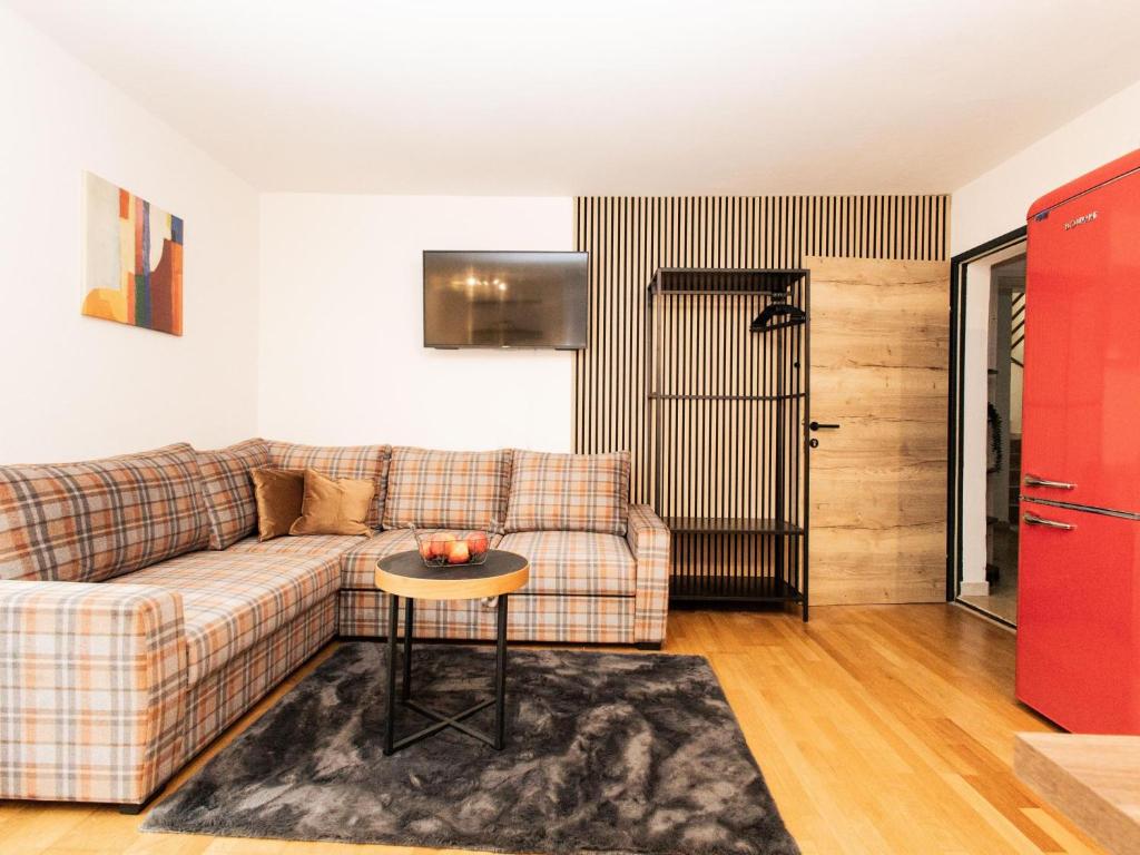 布里克森谷地霍普夫加尔滕Hoffie的客厅里有一张沙发和一张桌子。