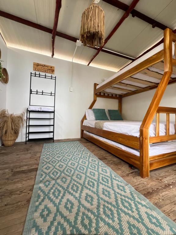 Postel nebo postele na pokoji v ubytování Shekina Club House