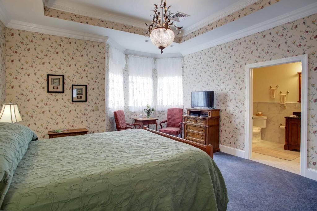 TV a/nebo společenská místnost v ubytování Wilbraham Mansion