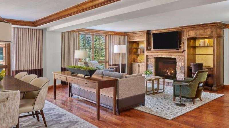 โทรทัศน์และ/หรือระบบความบันเทิงของ Aspen Saint Regis Luxury 3 Bedroom Residence 5-Star Resort In World Class Destination