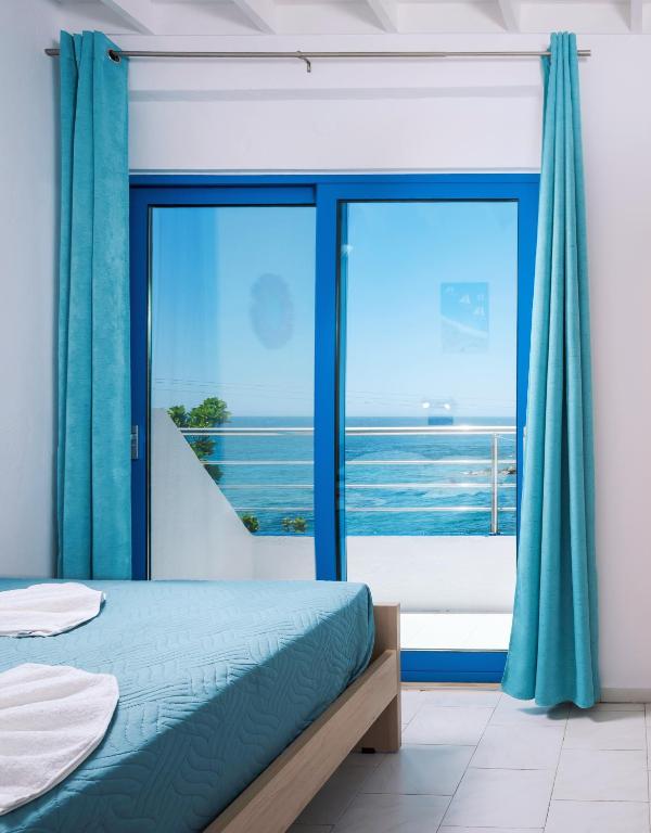 Postel nebo postele na pokoji v ubytování Finikas Resort Sfakia - Seaside Rooms