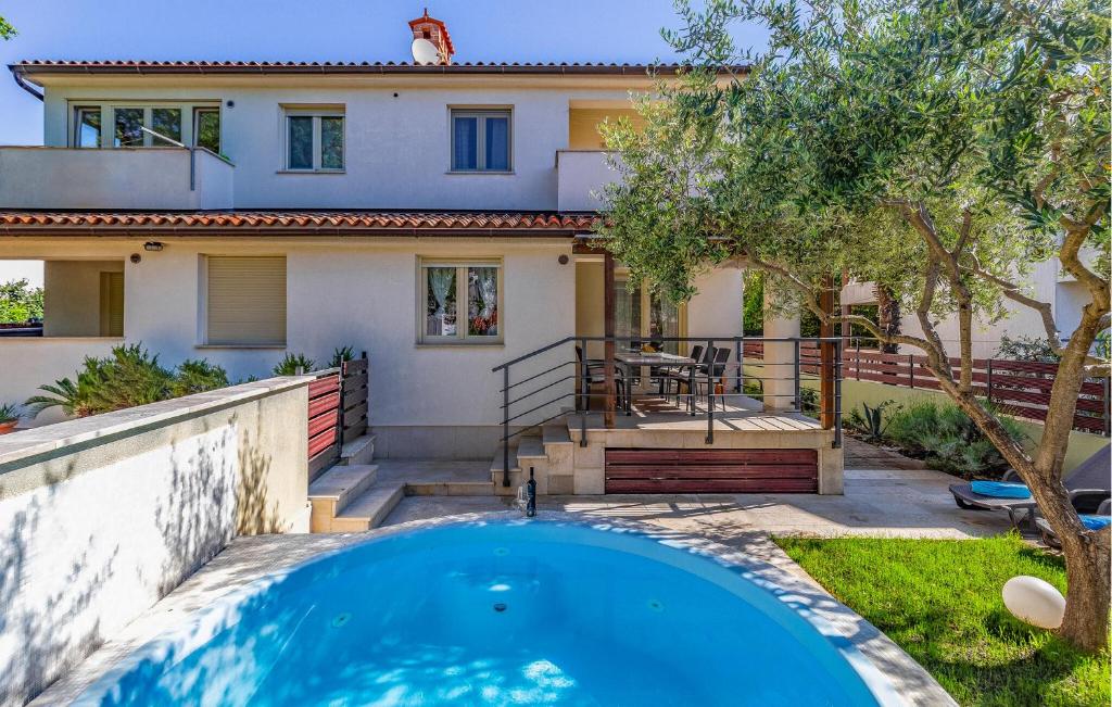 una villa con piscina frente a una casa en Stunning Home In Medulin, en Medulin