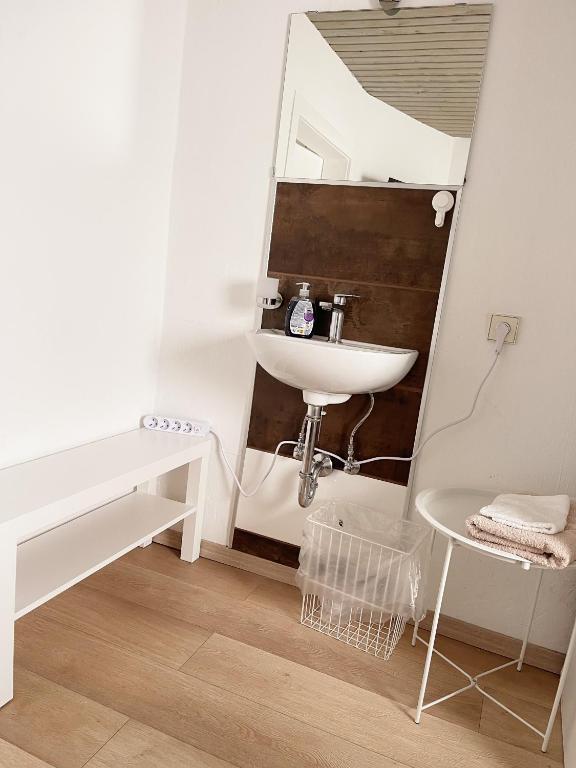 Haus Leipheim - Eenpersoonskamer Met Gedeelde Badkamer