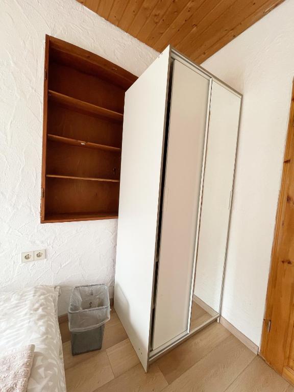 Haus Leipheim - Eenpersoonskamer Met Gedeelde Badkamer