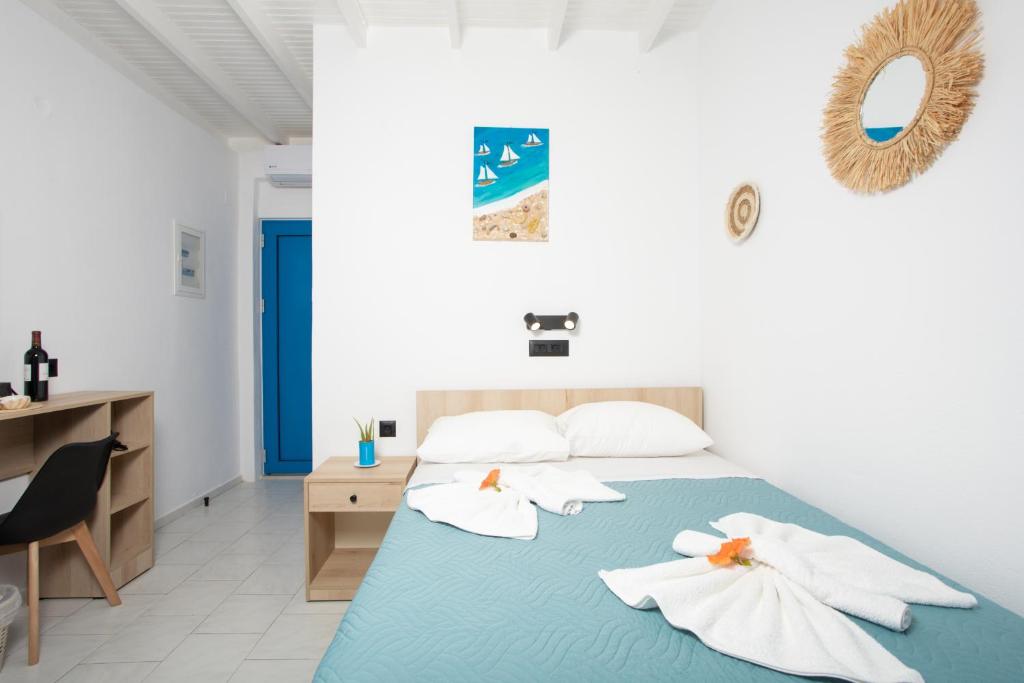 Postel nebo postele na pokoji v ubytování Finikas Resort Sfakia - Seaside Rooms