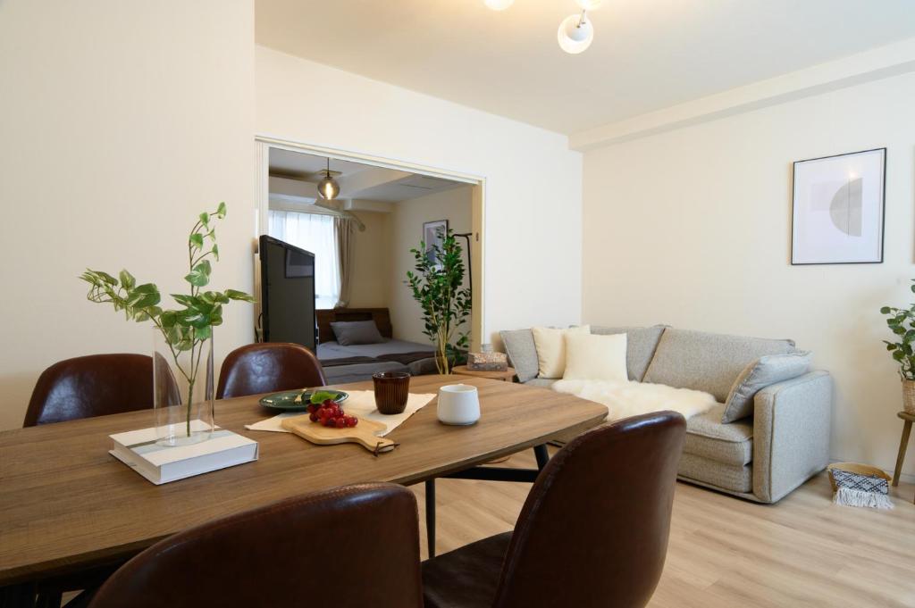 a living room with a table and a couch at Verdant 601 in Ōdōri
