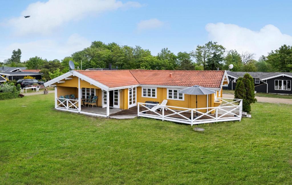 una casa amarilla con techo rojo en un patio en 3 Bedroom Awesome Home In Slagelse, en Slagelse