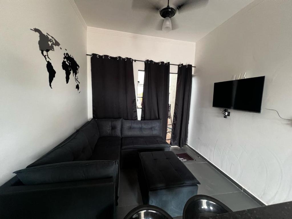 un soggiorno con divano e TV a schermo piatto di Casa Planalto a Piraju