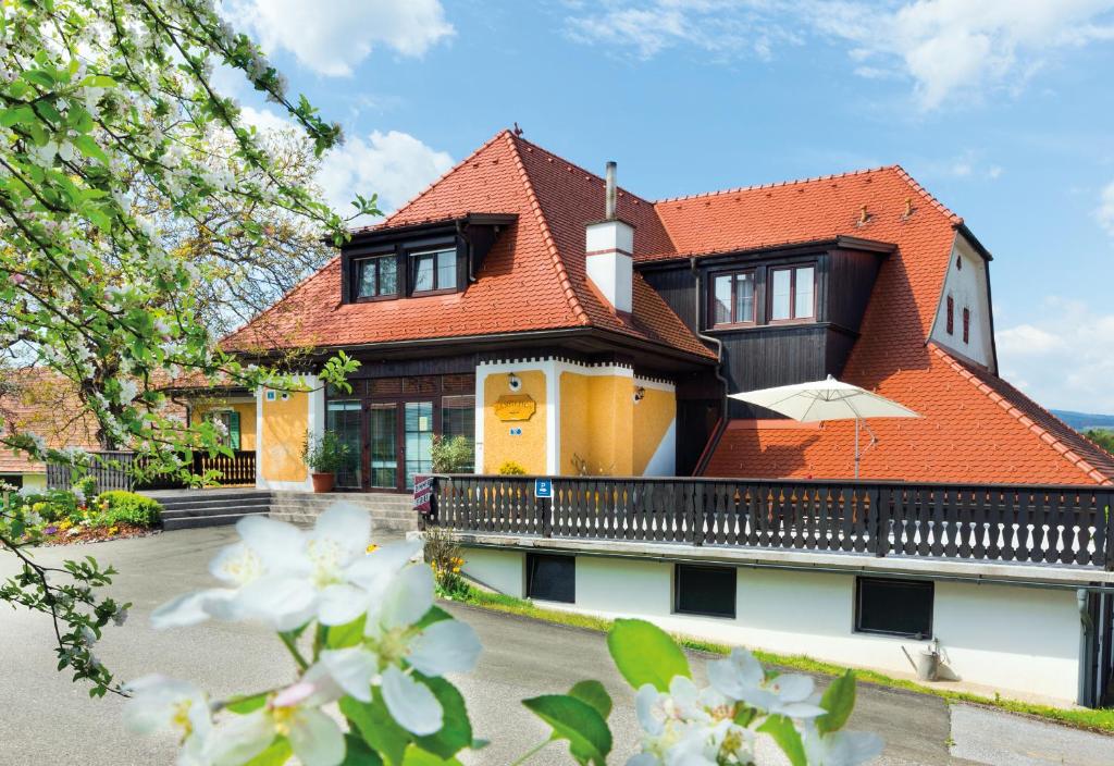 una casa con techo naranja en Frühstückspension Zanglhof en Lannach