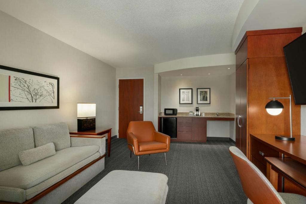 Courtyard by Marriott Greenville - King Suite Met 1 Slaapkamer, Balkon En Slaapbank