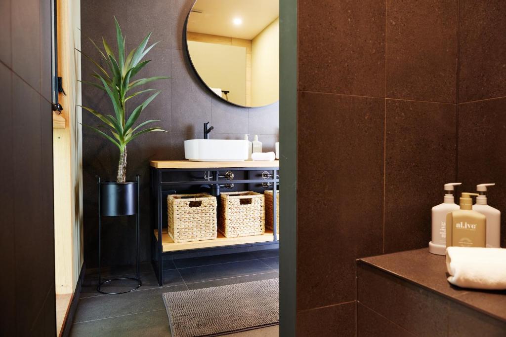 un baño con lavabo y espejo en Jacquina - Yarra Valley, en Healesville