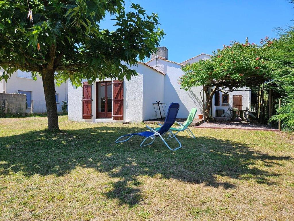 Photo de la galerie de l'établissement Villa calme à 300m de la plage à La Faute-sur-Mer, 5 pers, jardin, animaux acceptés sur demande - FR-1-476-30, à La Faute-sur-Mer