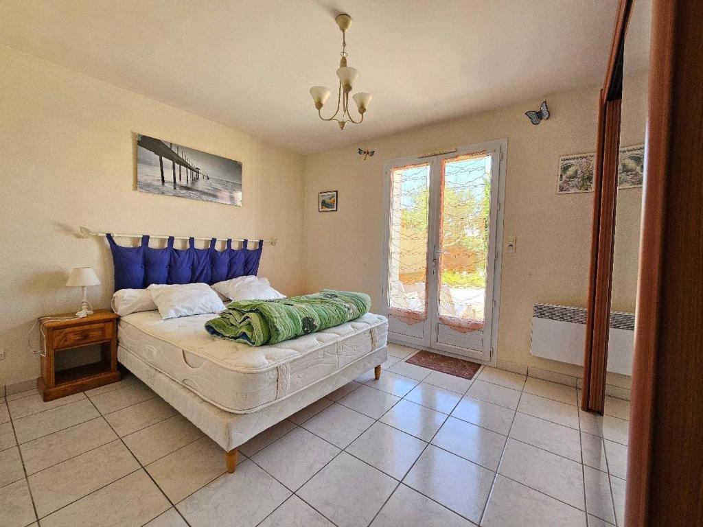 Posteľ alebo postele v izbe v ubytovaní Villa confortable avec jardin - animaux sur demande - FR-1-476-193